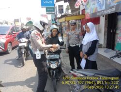 Antisipasi Dampak Abu Vulkanik dan Kahutla ,Polsek Tanjungsari Bagikan Masker Gratis Kepada Pengguna Jalan 