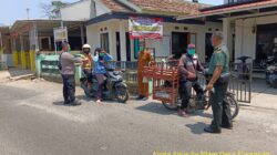 Antisipasi Dampak Erupsi Gunung Anak Krakatau dan Karhutla, Polsek Tanjungmedar Bagikan Masker kepada Masyarakat