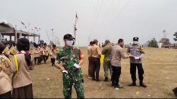 Koramil dan Polsek di Pamulihan-Sumedang Bagikan Ratusan Masker Antisipasi Debu dan Cuaca Ekstrem