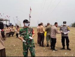 Koramil dan Polsek di Pamulihan-Sumedang Bagikan Ratusan Masker Antisipasi Debu dan Cuaca Ekstrem