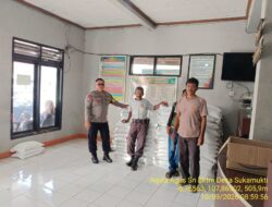 Bhabinkamtibmas Desa Sukamukti Monitoring Penyaluran Bantuan Beras BAPANNAS