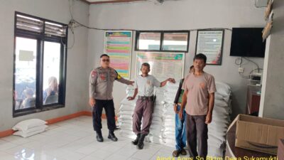 Bhabinkamtibmas Desa Sukamukti Monitoring Penyaluran Bantuan Beras BAPANNAS