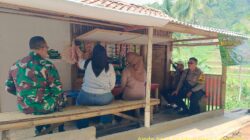 Aipda Agus Sukmana bersama Babinsa Desa Sukamukti Peltu Adi Kuladi Laksanakan Anjangsana dan Silaturahmi TNI/Polri dengan Warga