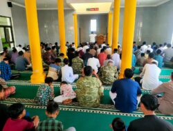 Perkuat Ketahanan Wilayah, Babinsa Koramil 1004/Tanjungsari Gelar Shalat Jumat Keliling
