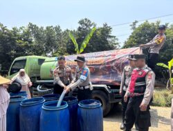 Kapolres Sumedang Salurkan 4.000 Liter Air Bersih untuk Warga Rancakalong