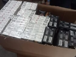 Geger di sungai Guntung!  Diduga jual rokok ilegal, Pemilik toko IP Rampas HP dan Usir wartawan Saat Dirazia Bea Cukai