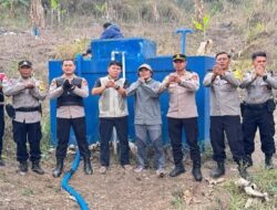 Polres Sumedang Distribusikan Air Bersih bagi Masyarakat di Cimalaka