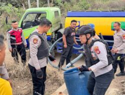 Polres Sumedang Distribusikan Air Bersih untuk Warga Cibeureum Wetan